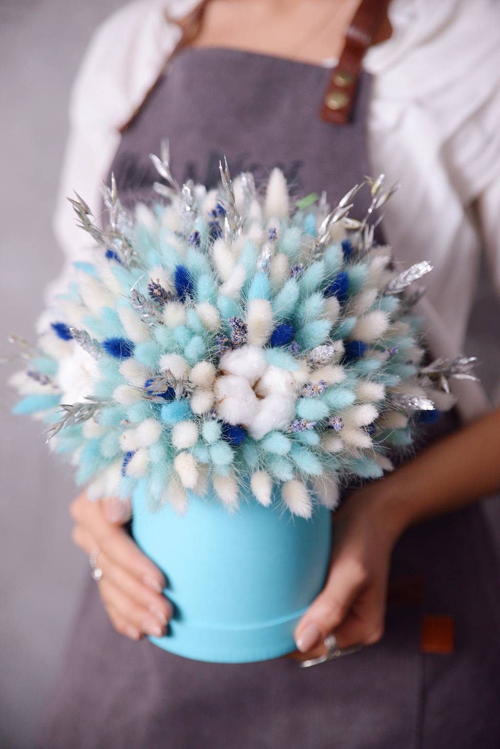 композиция из сухоцветов в шляпной коробке