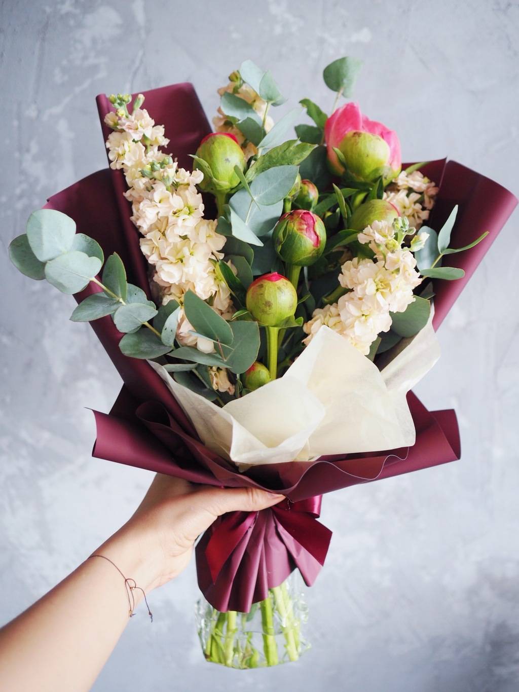 букет с пионами и маттиолой lafleurdecor.ru