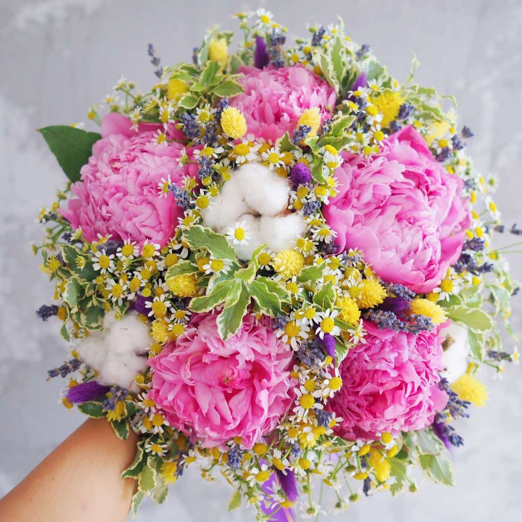 букет с пионами и ромашками lafleurdecor.ru