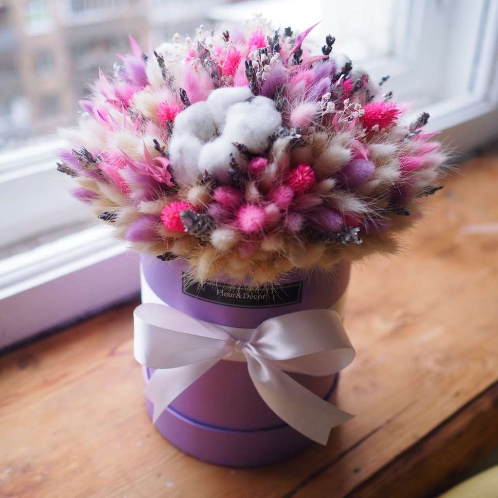 композиция из сухоцветов в шляпной коробке