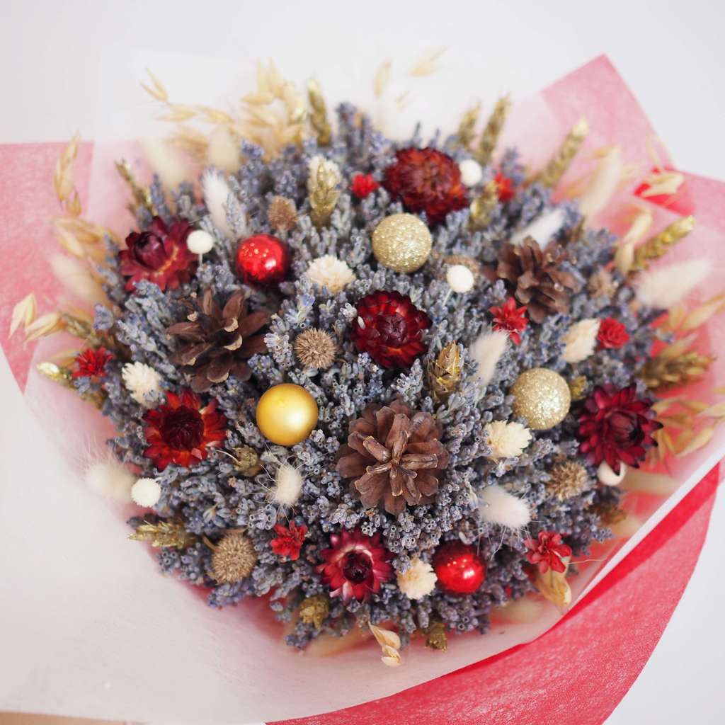 лавандовый букет из лаванды с шишками и красными хризантемами