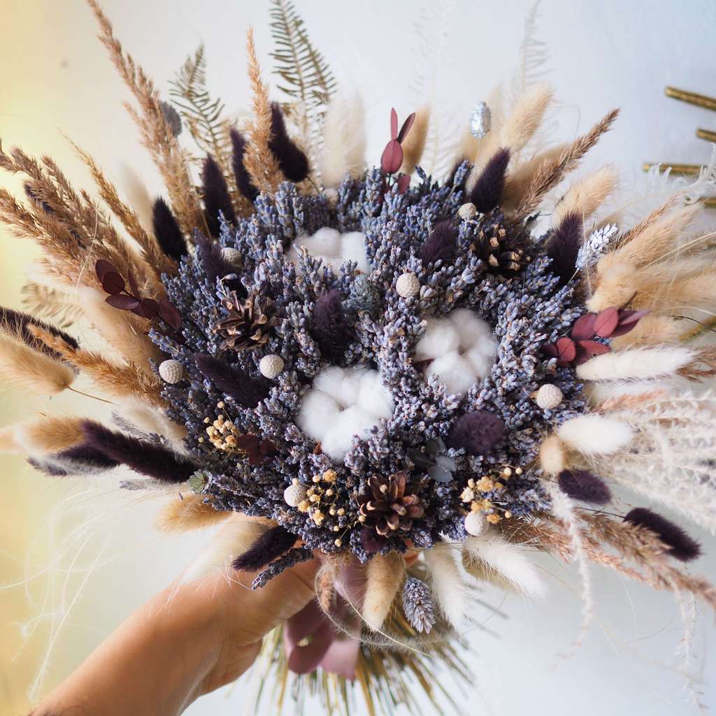 необычный букет из лаванды и сухоцветов