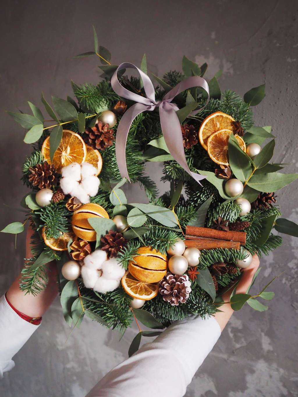 рождественский венок с шишками