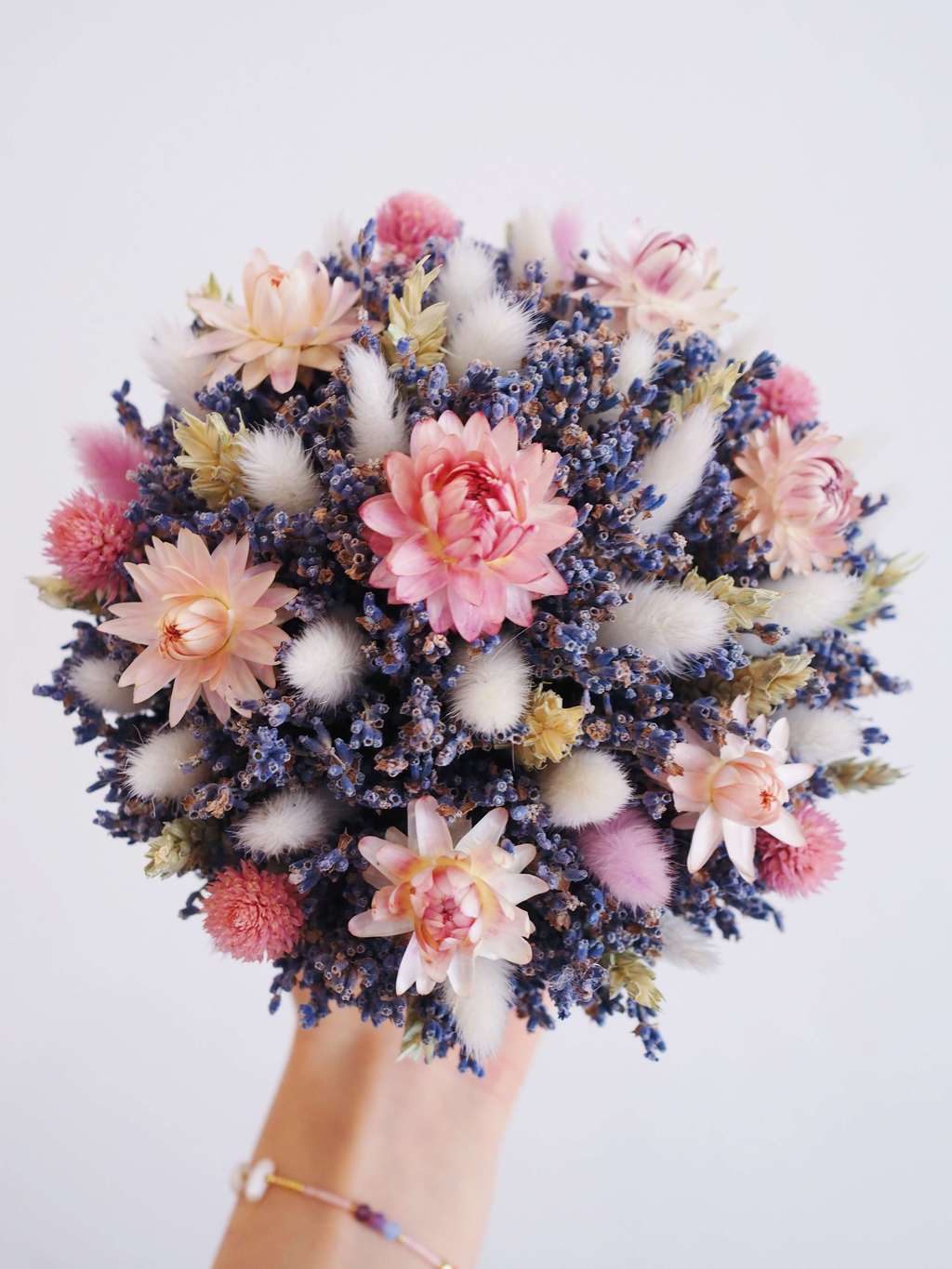 букет из лаванды и сухоцветов в розовых оттенках