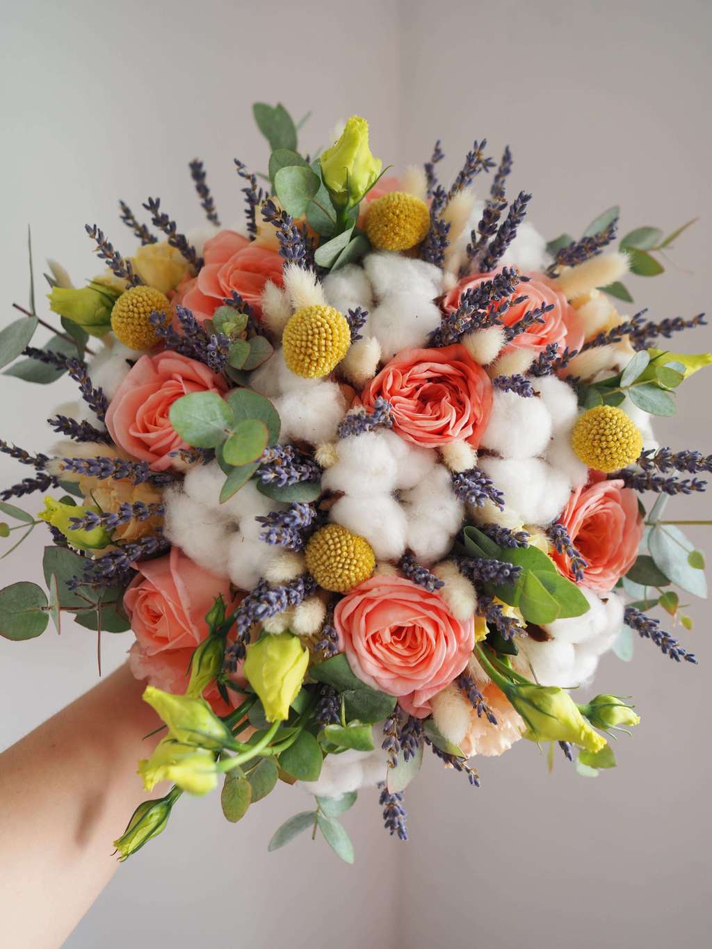 букет с розами и хлопком и лавандой