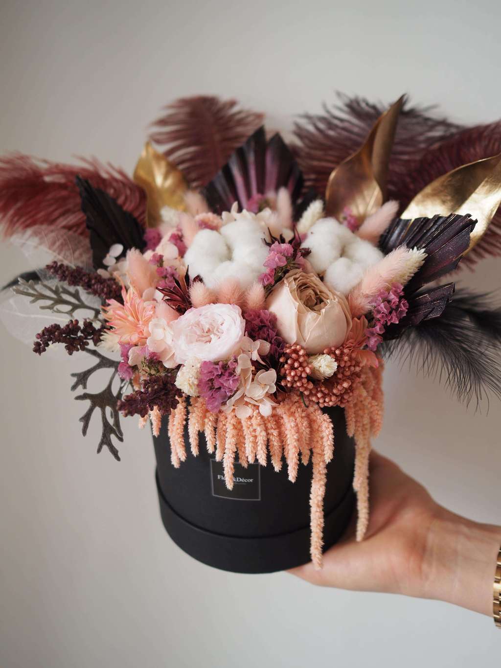 Необычная композиция в шляпной коробке