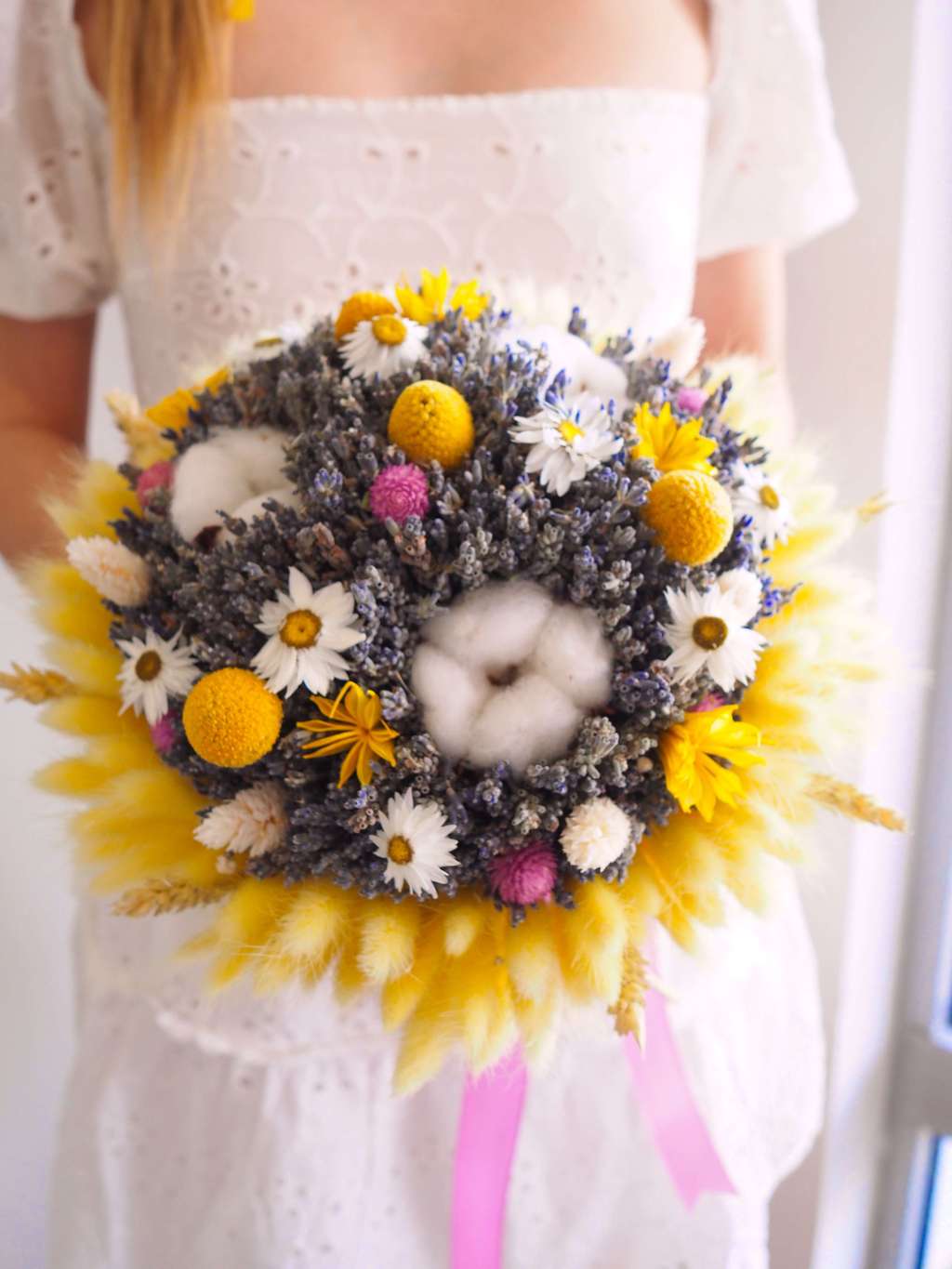 Букет из сухоцветов с желтым лагурусом, хлопком и лавандой