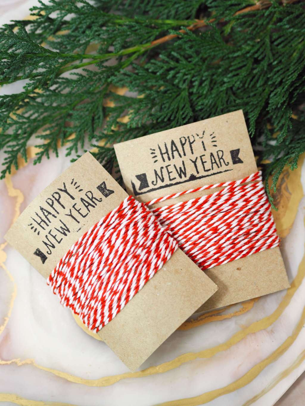 красно-белый шнурочек для подарков