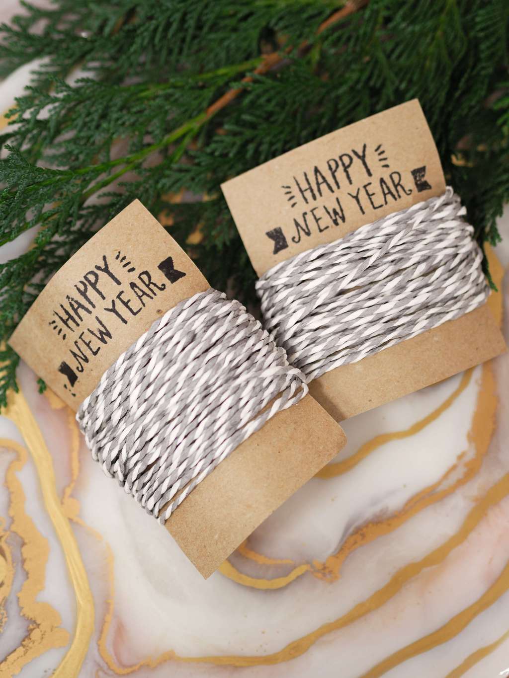 серо-белый шнурочек для упаковки подарков