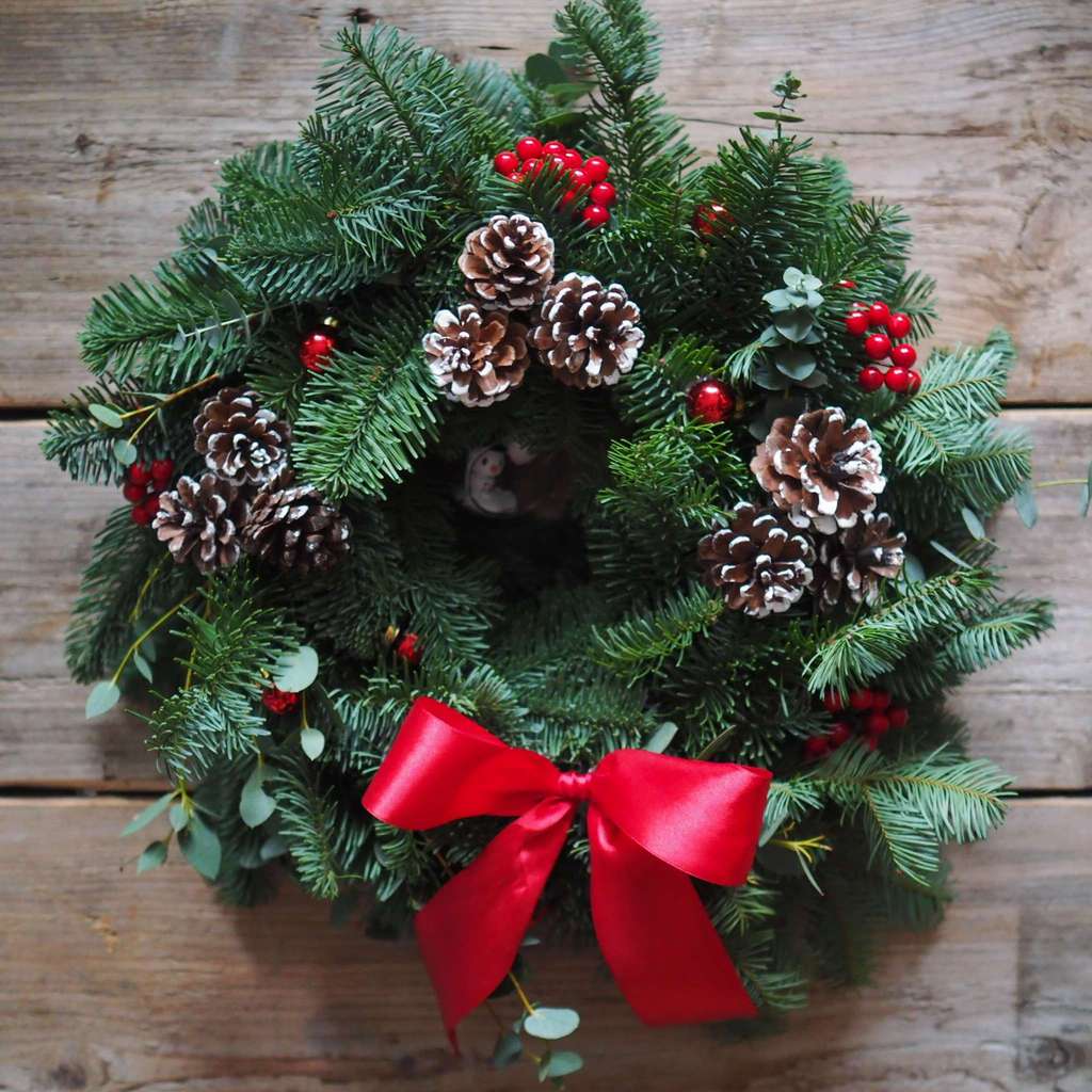 Новогодний венок в классическом стиле lafleurdecor.ru