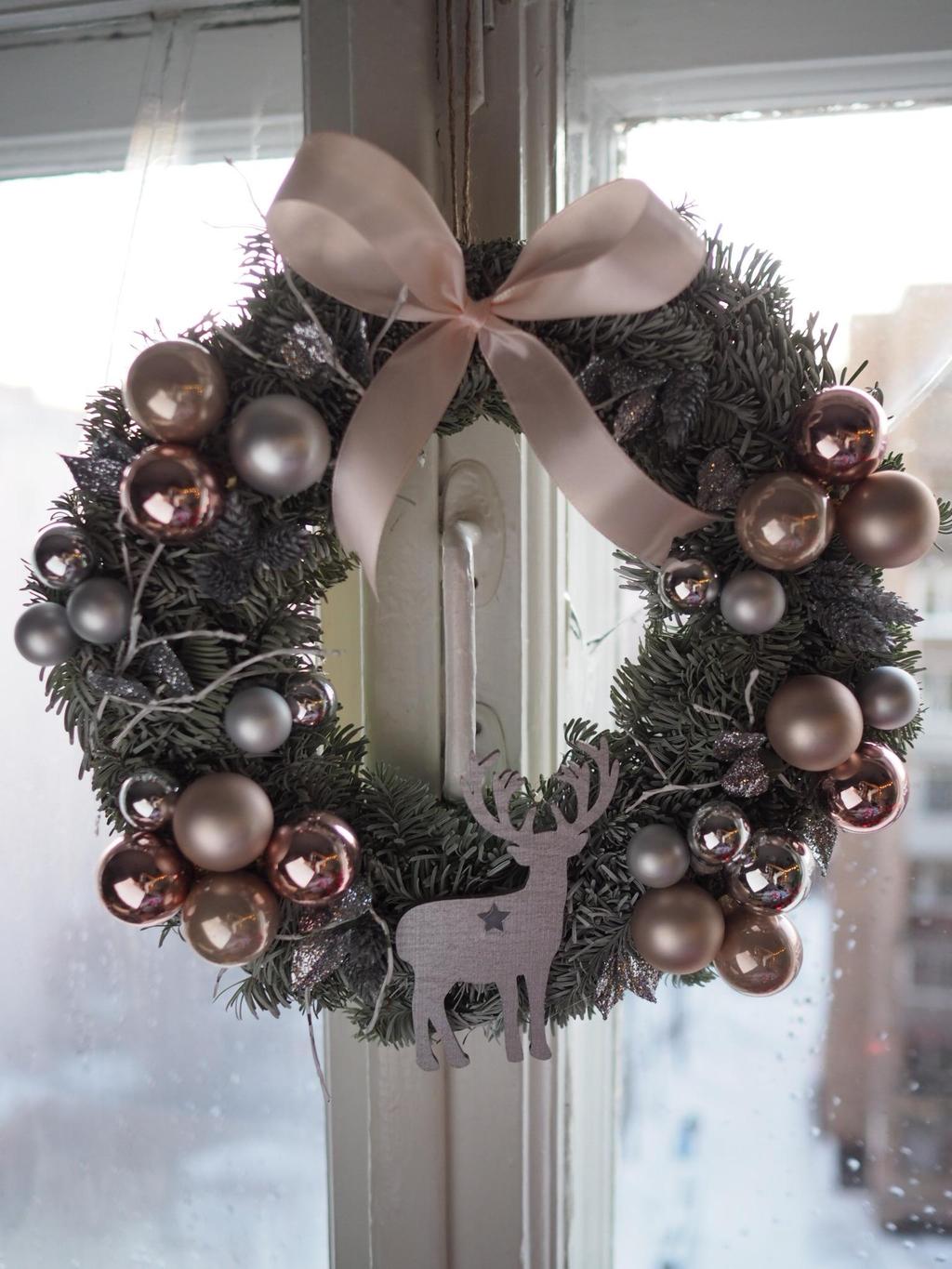рождественский венок с елочными игрушками
