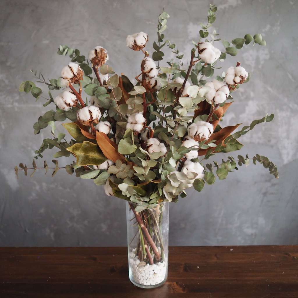 композиция из эвкалипта с хлопком