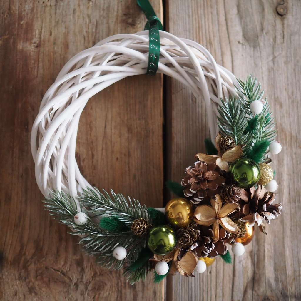 Новогодний венок зеленый с шишками