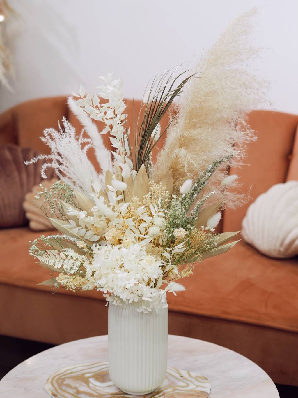 интерьерная композиция с гортензией в вазе