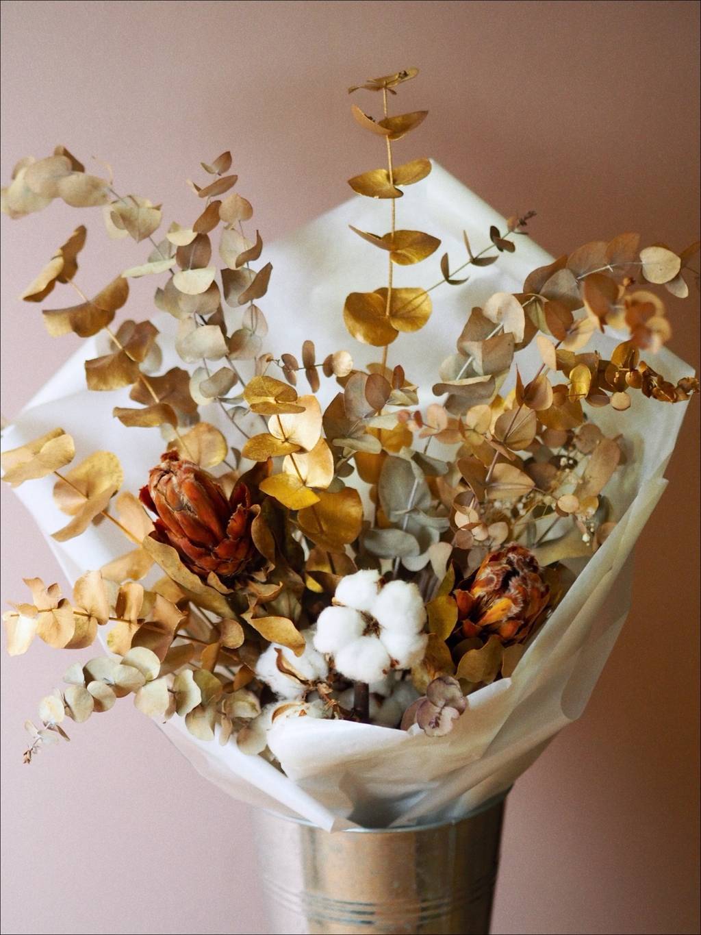 Букет с золотым эвкалиптом и хлопком