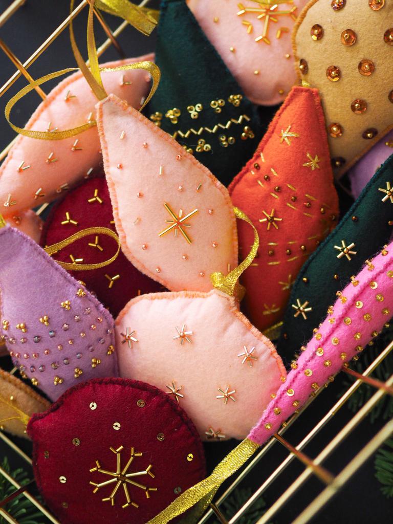 Винтажные игрушки из текстиля, расшитые вручную бисером