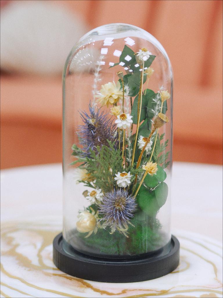 Клош на черной подставке №2