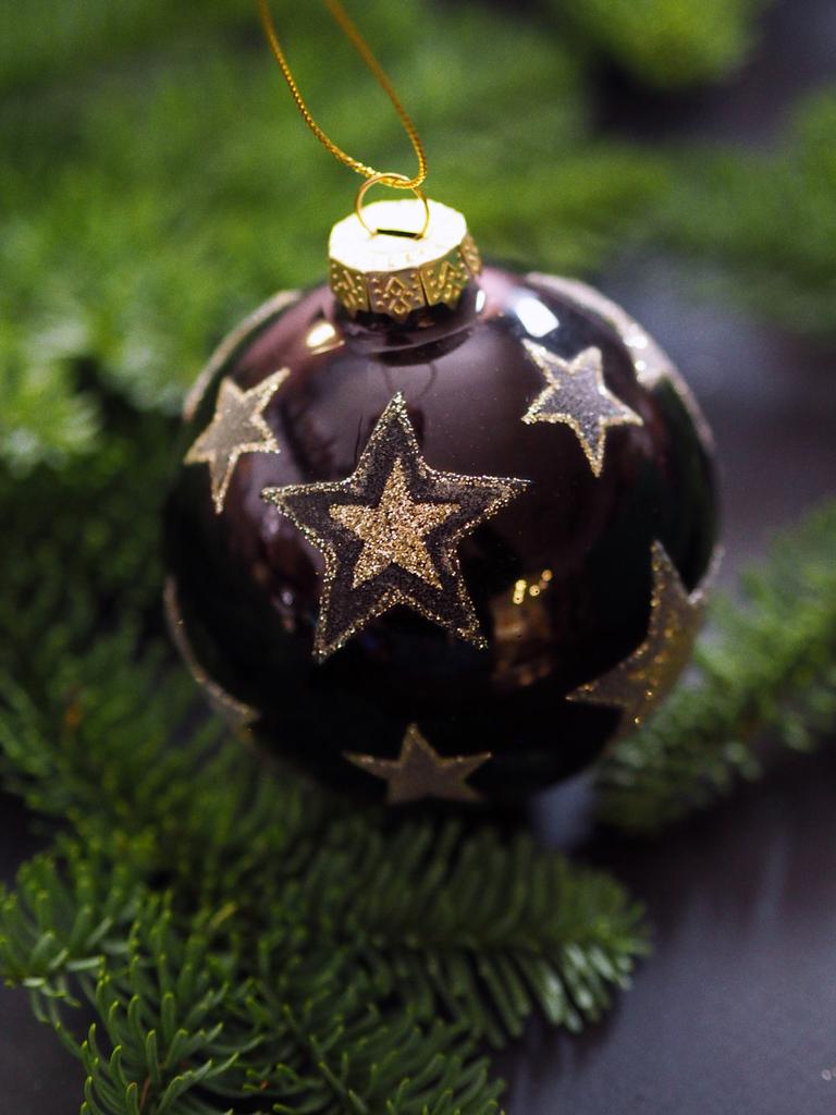 Украшение черный елочный шар со звездами