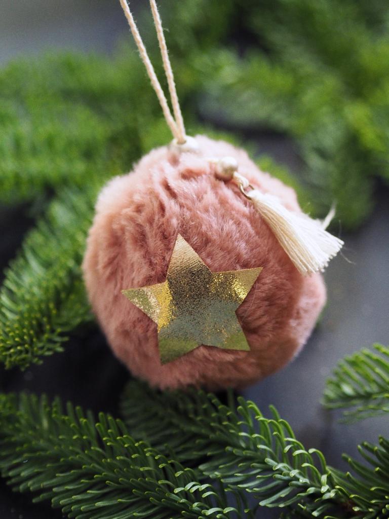 Елочный пушистый розовый шар