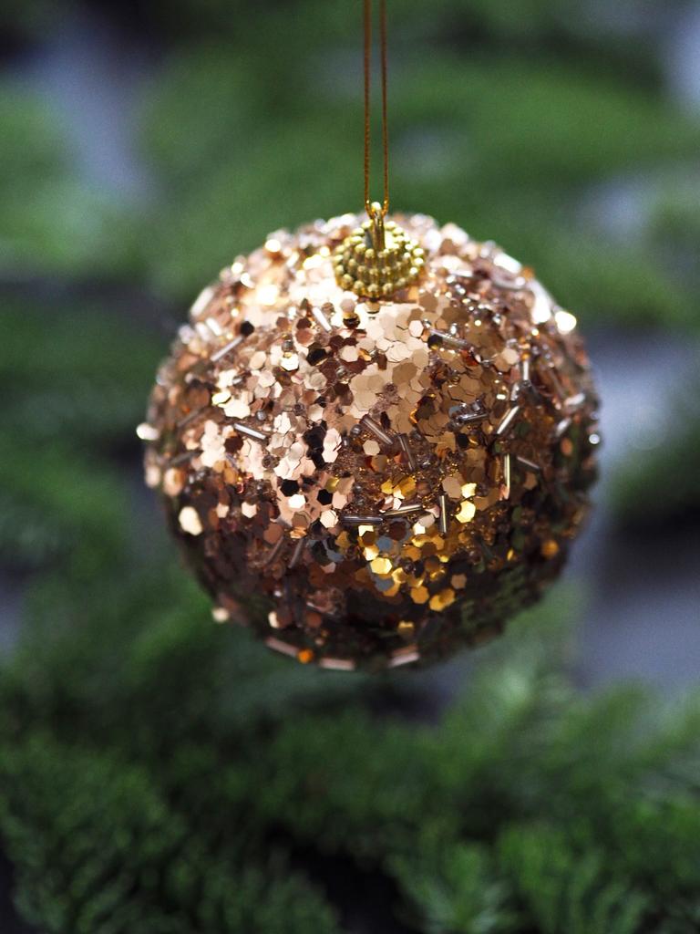 Блестящий елочный шар
