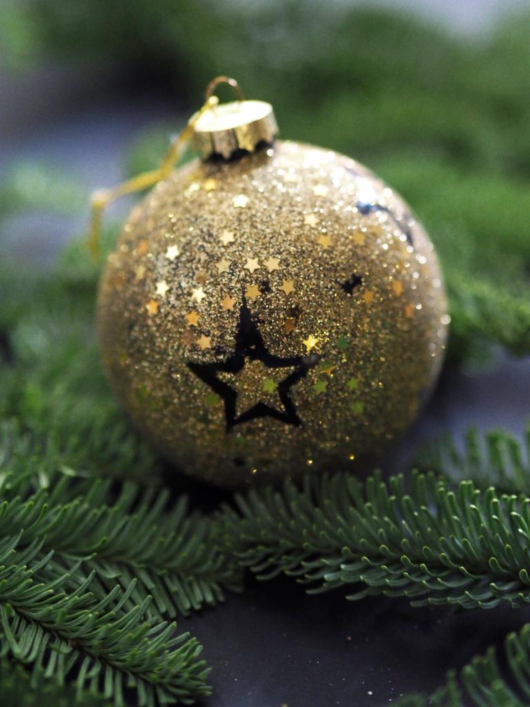Золотой блестящий шар с блестками на елку