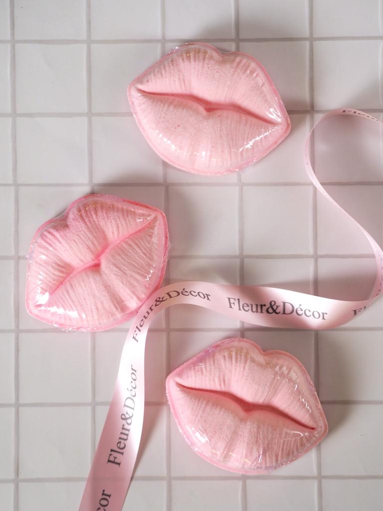 бомбочка в виде розовых губ