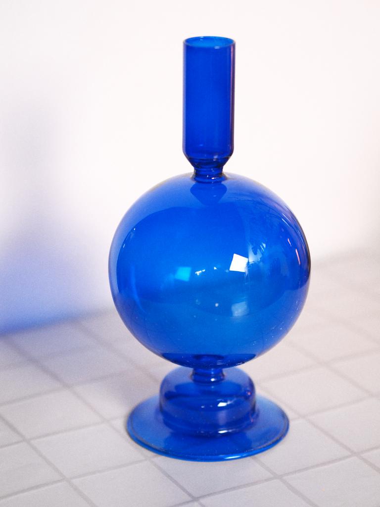 стеклянный подсвечник синего цвета