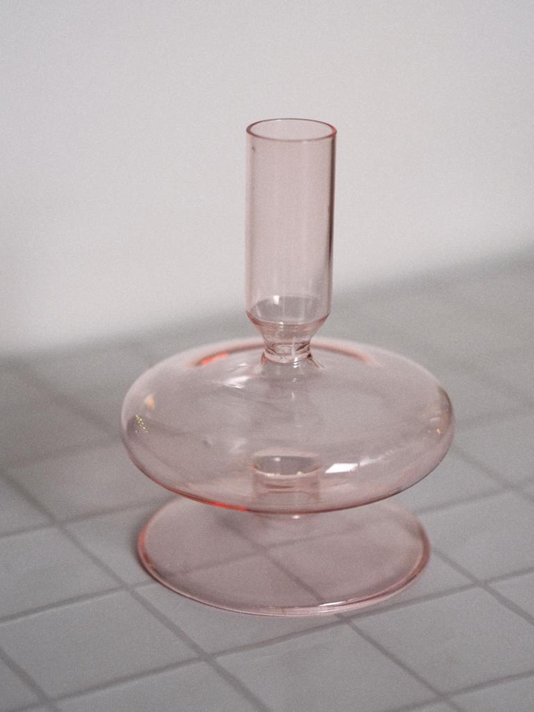 нежно-розовый стеклянный подсвечник