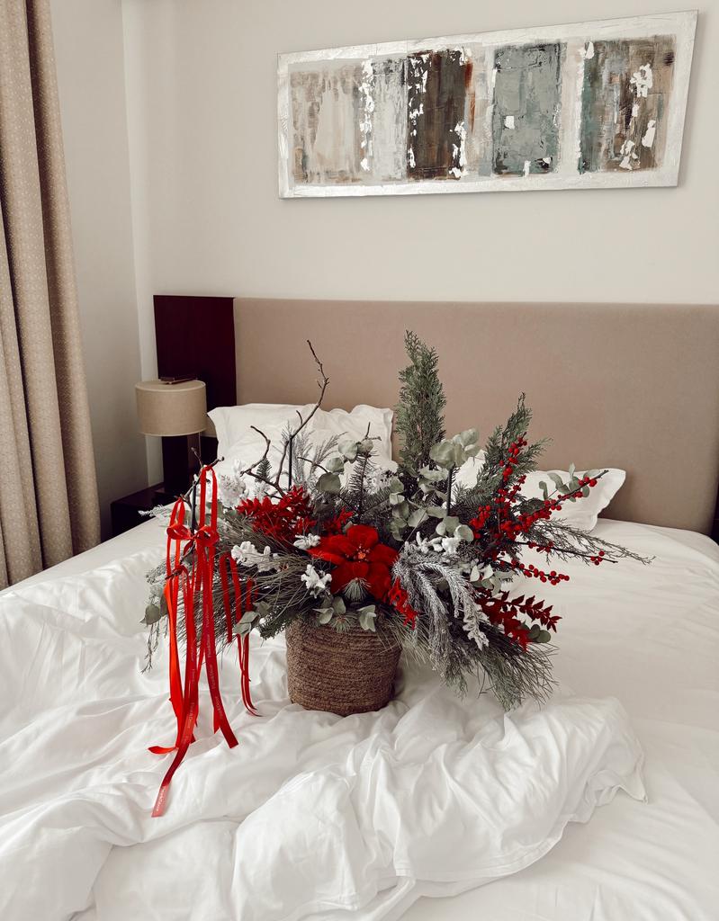 хвойная композиция в кашпо с бархатными лентами