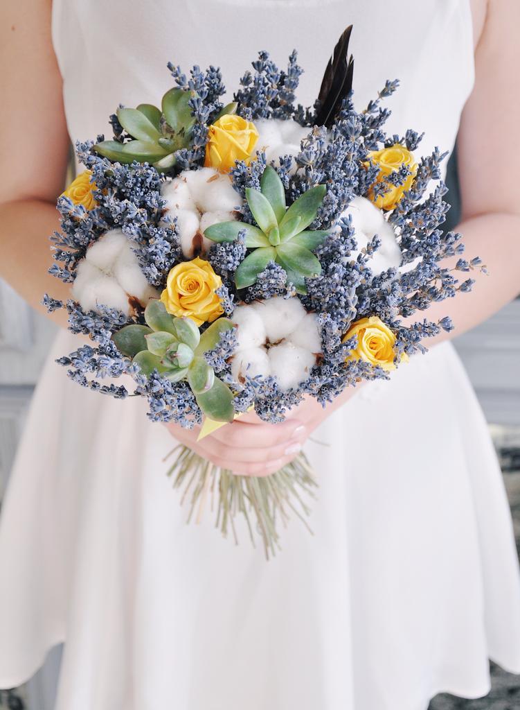 Букет лаванды с розами и суккулентами