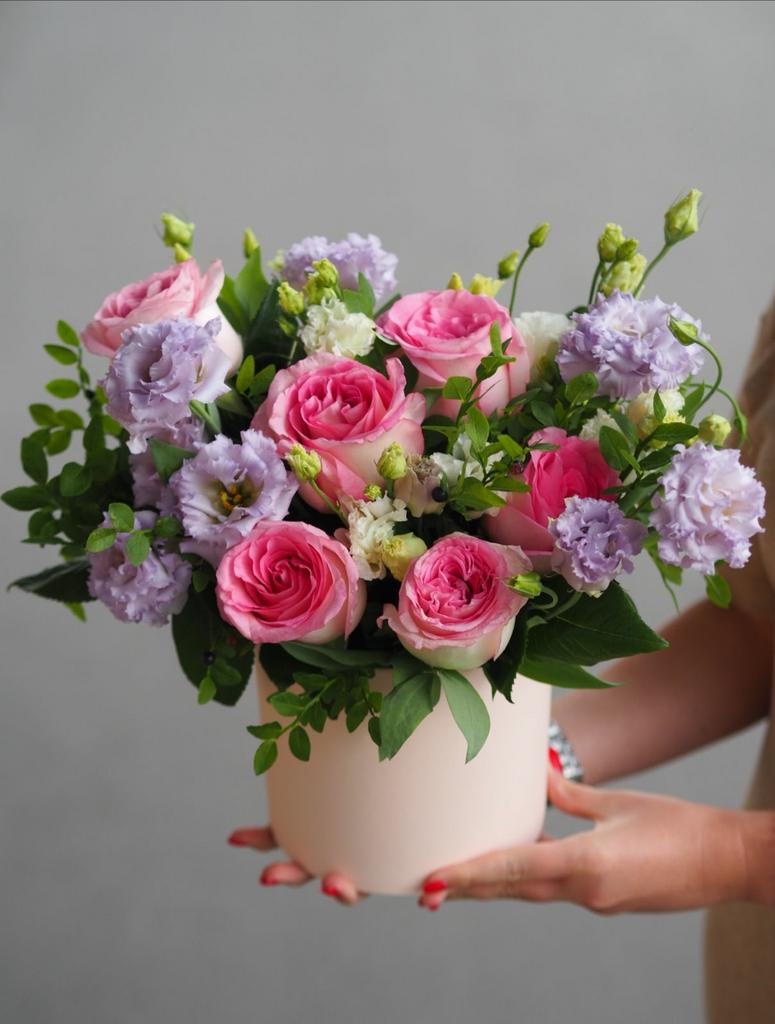 Композиция с розами и эустомой