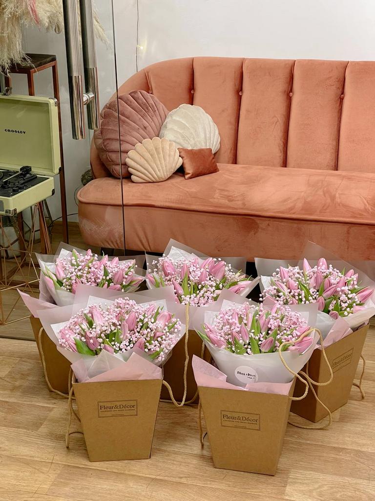 Букет с тюльпанами и гипсофилой