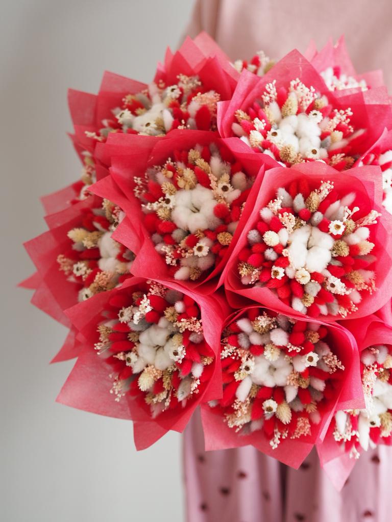 Яркий букет из красного лагуруса