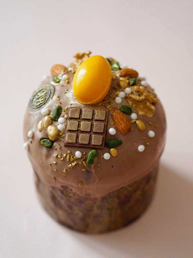 Кулич с фисташковым кремом и шоколадом