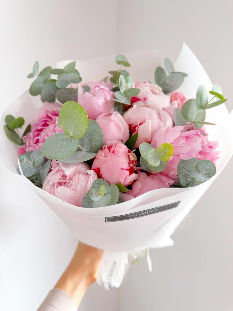 пионы с эвкалиптом