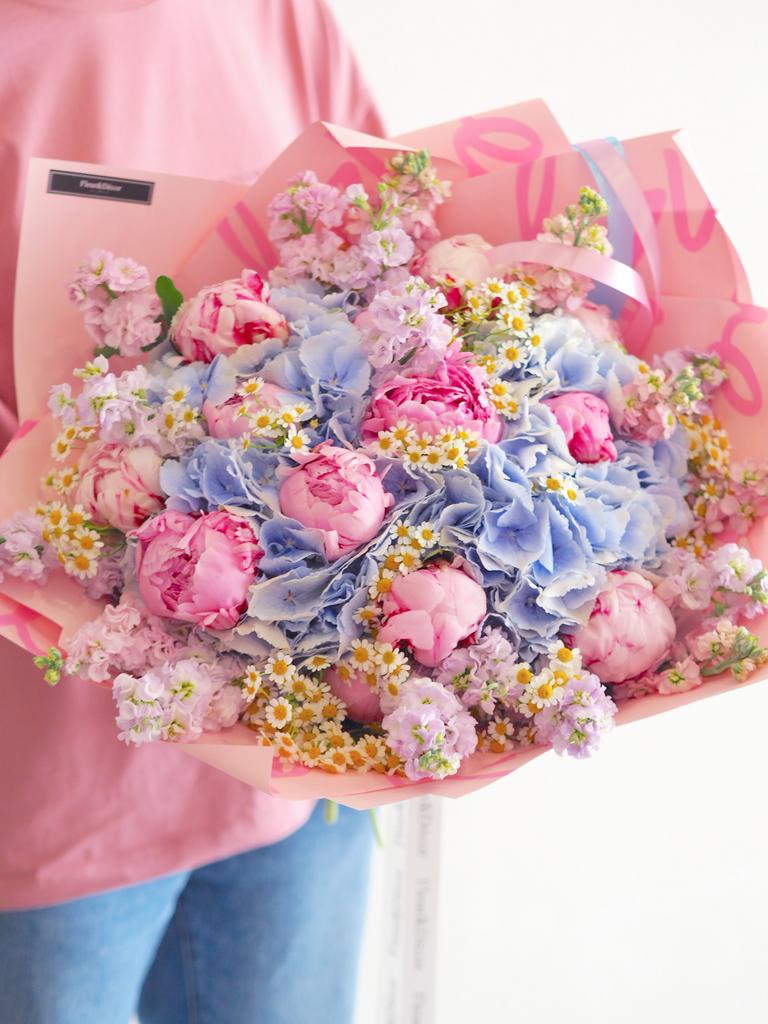 Нежный букет с пионами и гортензией