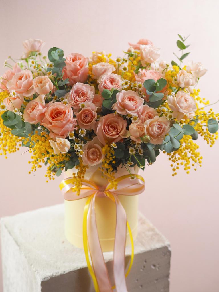 Композиция в шляпной коробке с розами