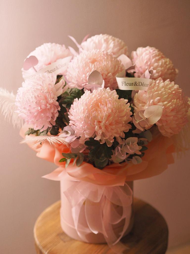 Композиция из хризантемы с перьями