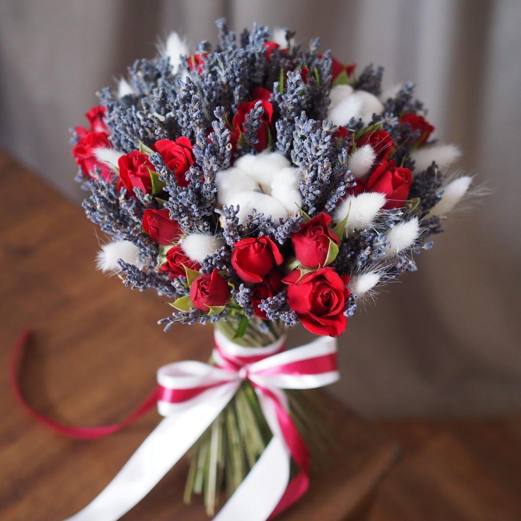 Лавандовый букет с красными розами и хлопком