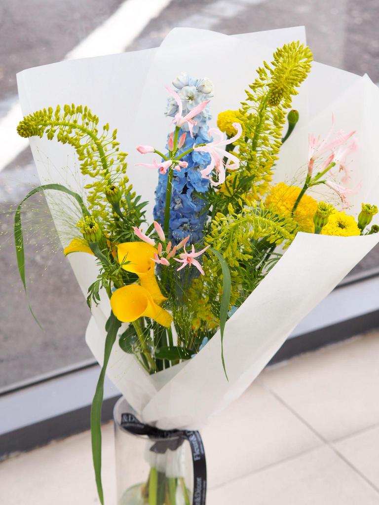 Садовый букет с дельфиниумом и калами