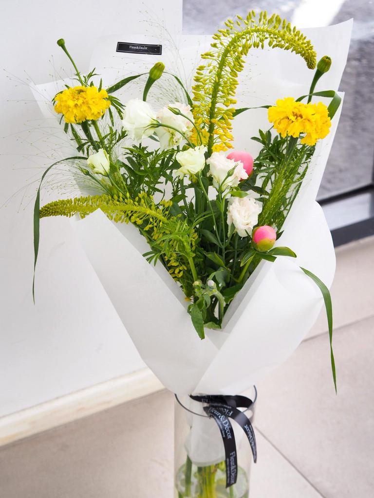 Букет с пионами и эремурусом