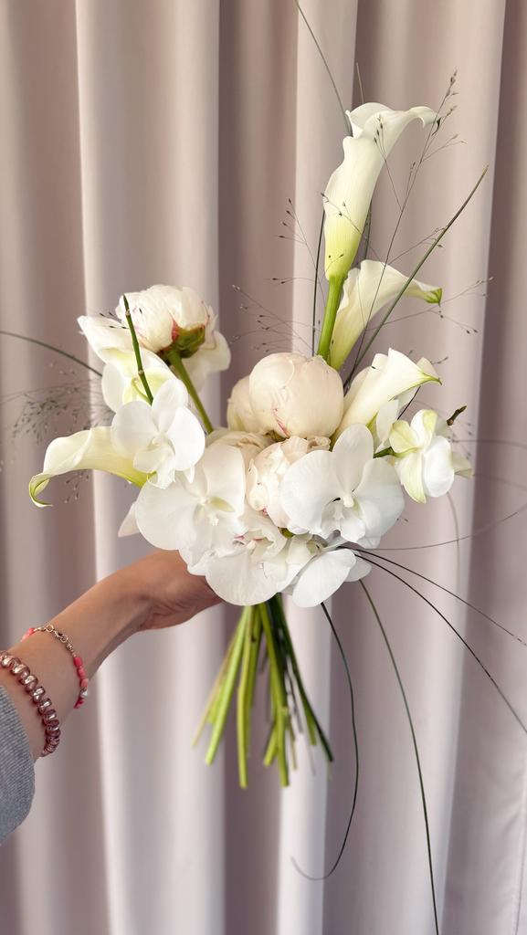 Свадебный букет с пионами и калами