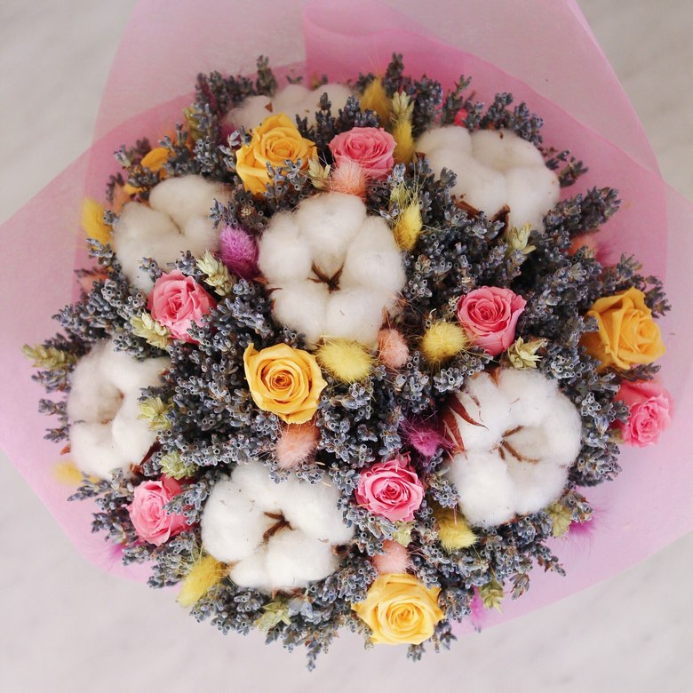 Букет с лавандой и розами