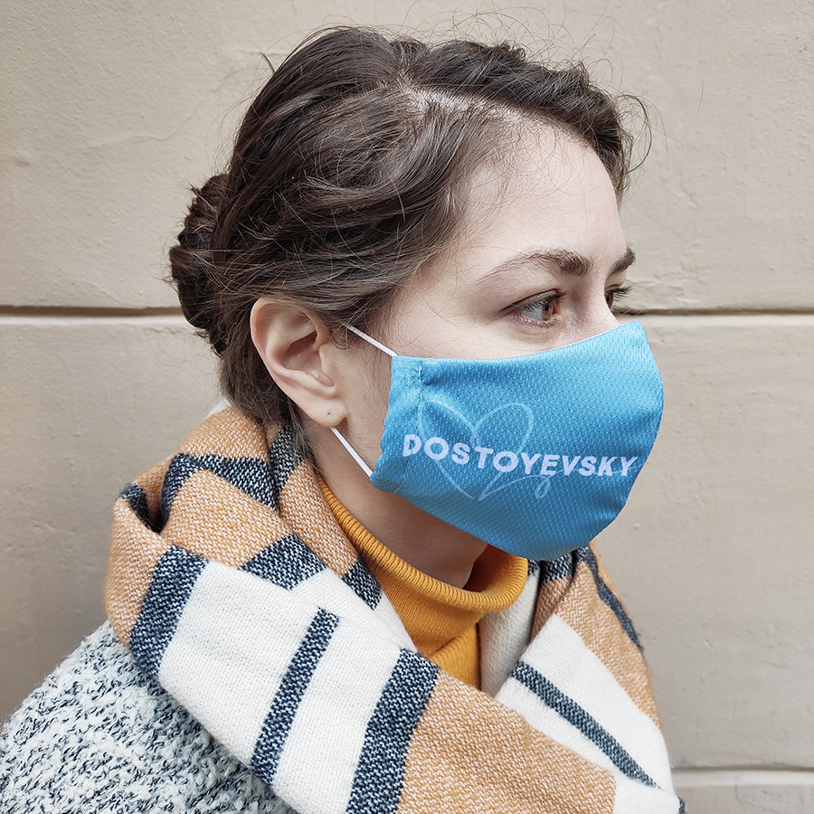 Маска многоразовая для лица голубого цвета с надписью Достоевский