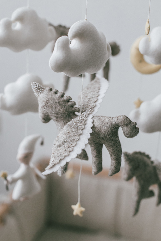 Мобиль с единорогами коричневый меланж