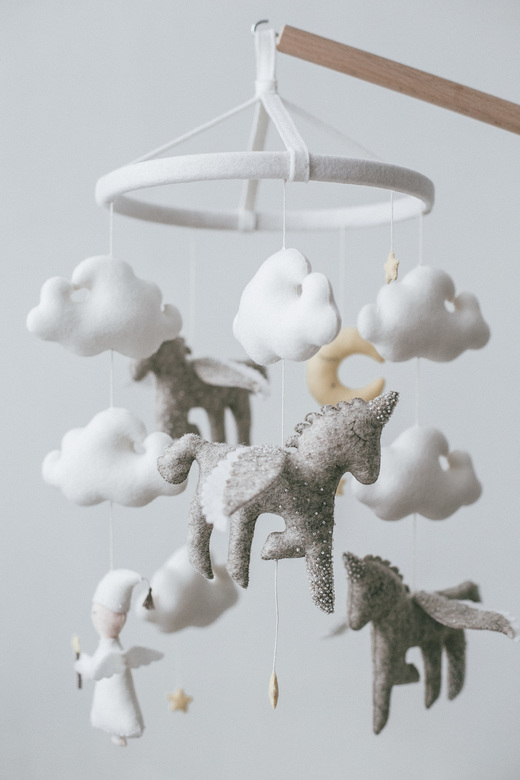 Мобиль с единорогами коричневый меланж