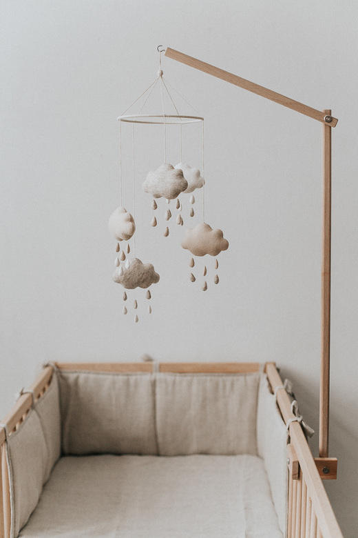 Мобиль из фетра с тучками