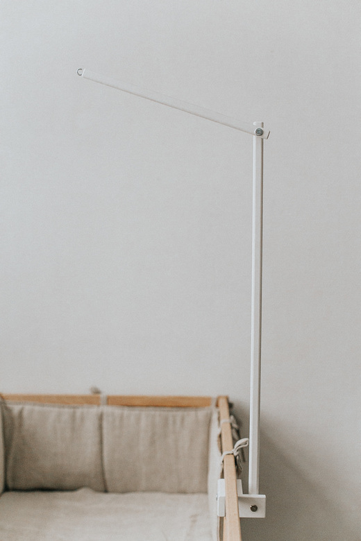 Деревянный держатель для мобиля в белом цвете