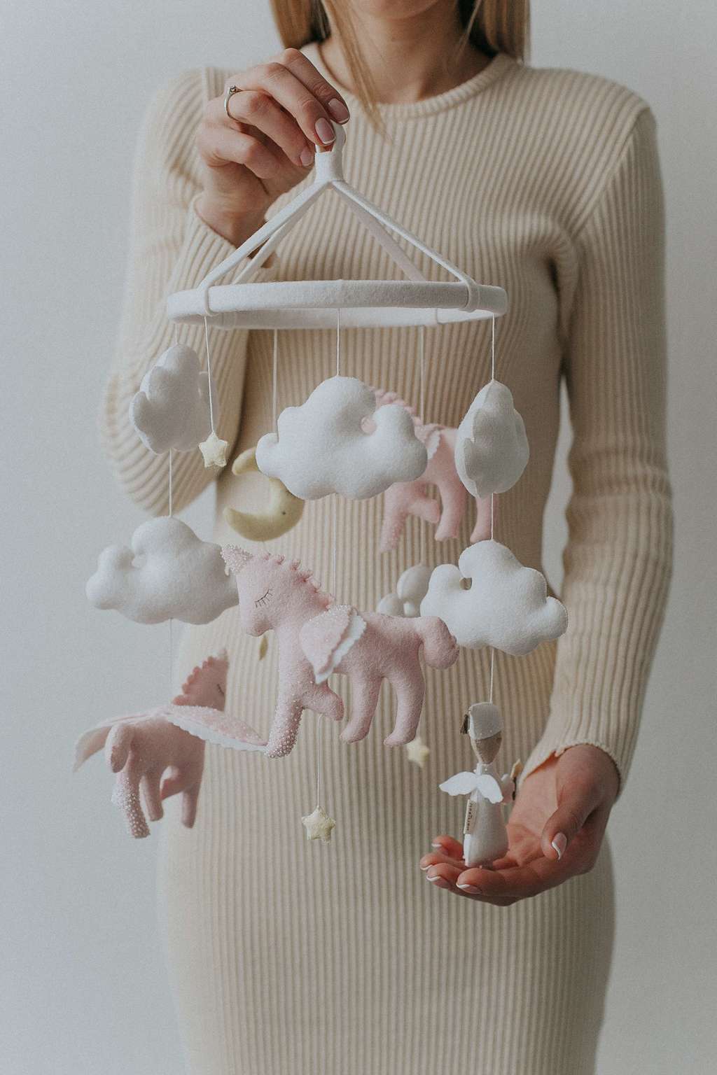 Мобиль из фетра с единорогами в розовом цвете