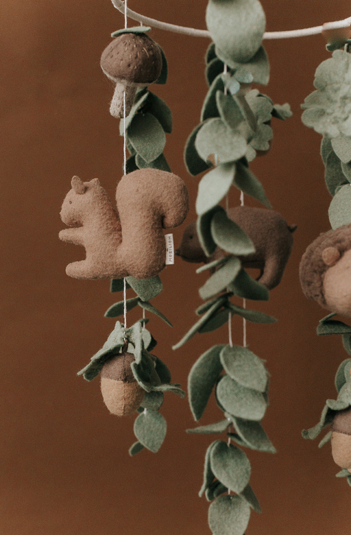 Лесной мобиль из фетра с животными